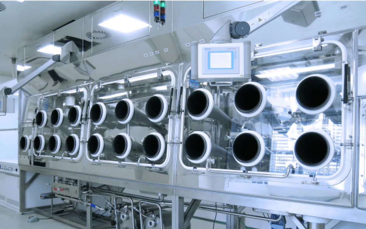 Cách vệ sinh isolator để đảm bảo an toàn vô trùng