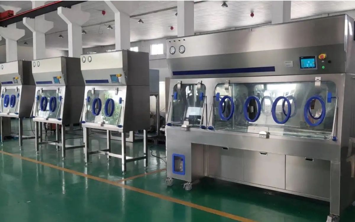 Isolator cấp 3 vs cấp 4: Sự khác biệt về an toàn sinh học