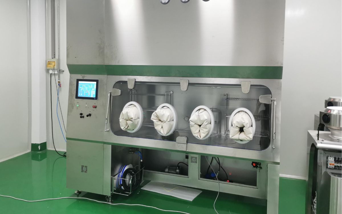 Lợi ích của isolator trong phòng QC vi sinh