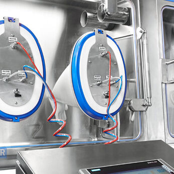 Glove port cho phép thao tác mà vẫn giữ rào cản Isolator như thế nào?