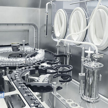 Vật liệu đi vào và ra khỏi Isolator mà không phá vỡ vùng kiểm soát ra sao?