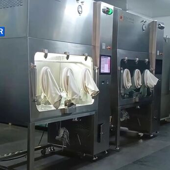 Open và Closed Isolator: Cấu trúc rào cản thay đổi theo quy trình