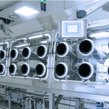 Cách vệ sinh isolator để đảm bảo an toàn vô trùng