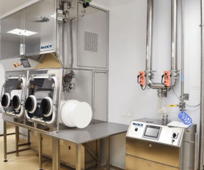 Một hệ thống Isolator duy trì môi trường kiểm soát bằng cách nào?