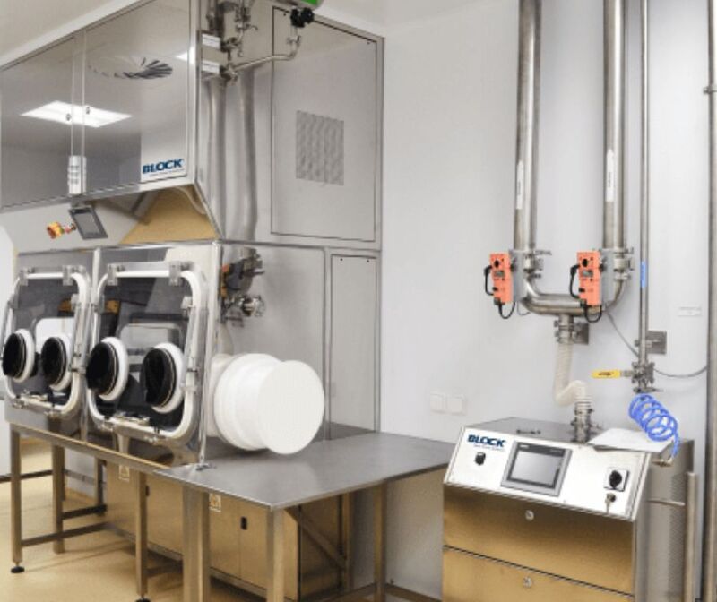 Một hệ thống Isolator duy trì môi trường kiểm soát bằng cách nào?