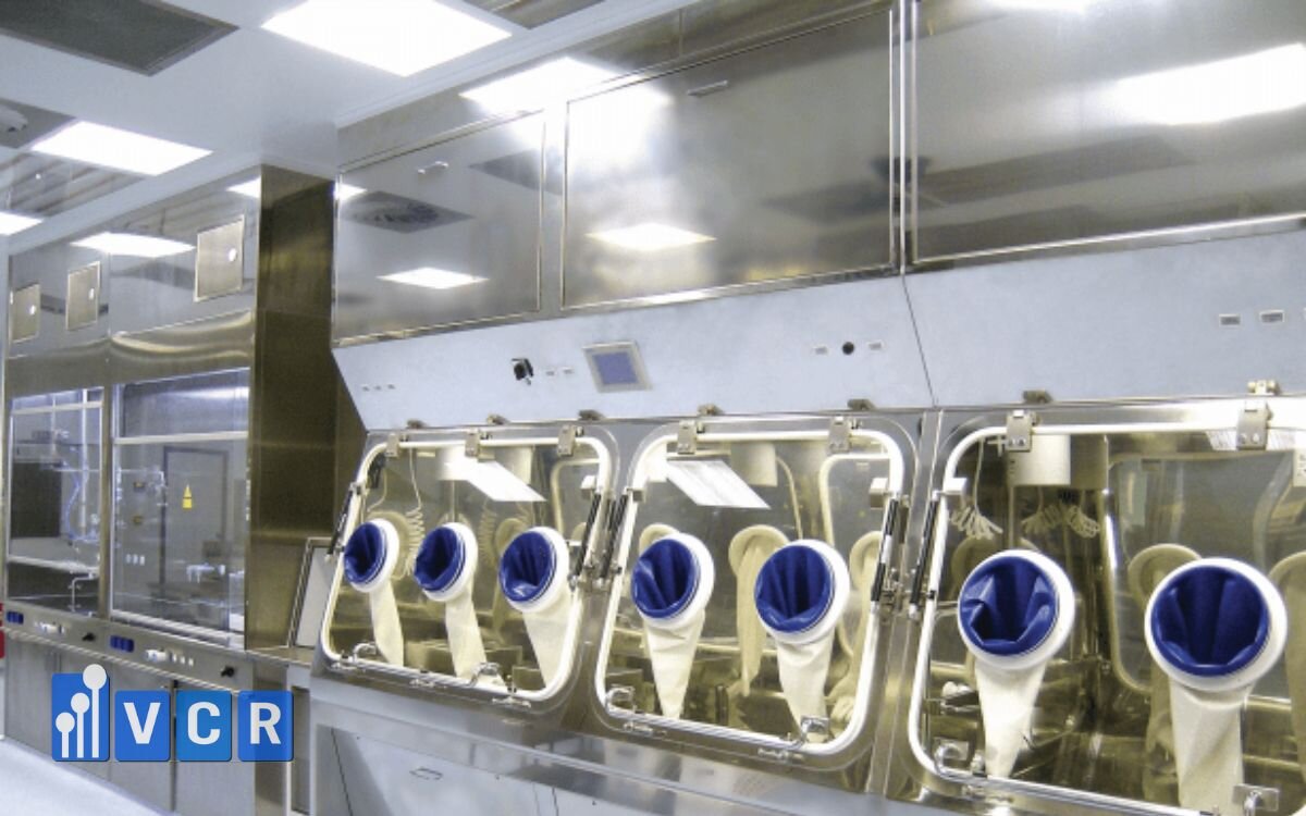 Cách vệ sinh isolator để đảm bảo an toàn vô trùng